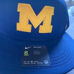 New Univ of Michigan fitted Nike Hat sz8